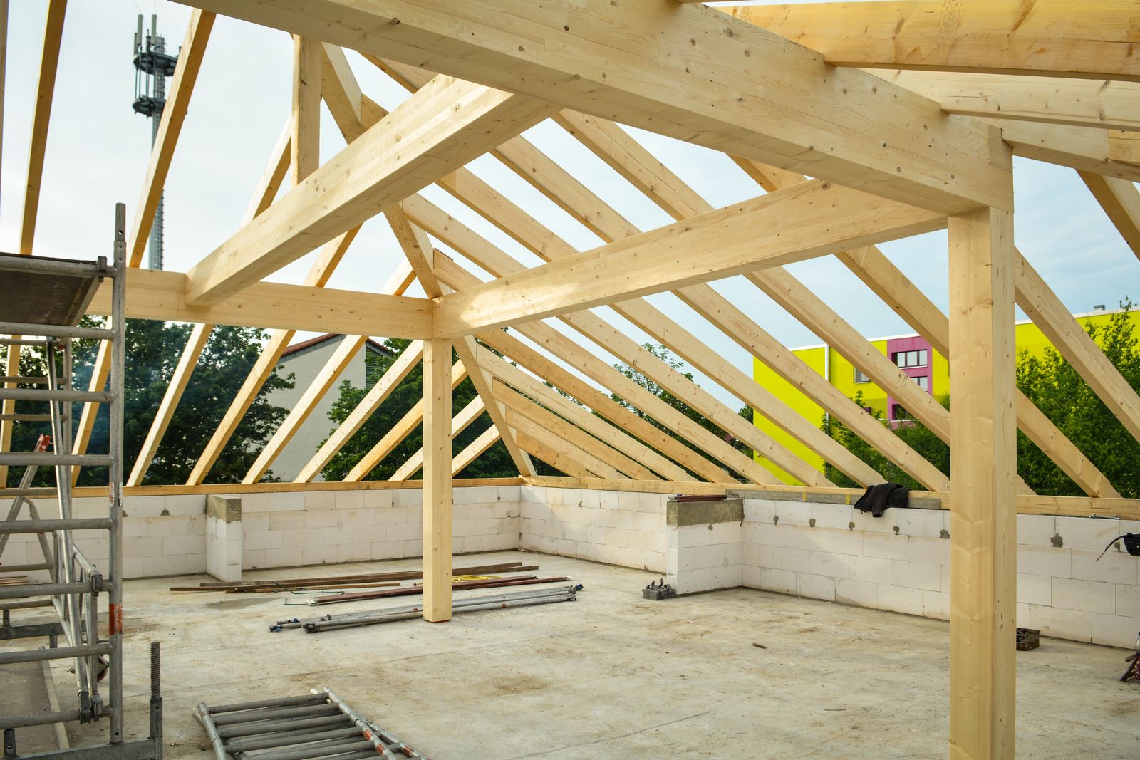 Neuer Dachstuhl aus Holzbalken
